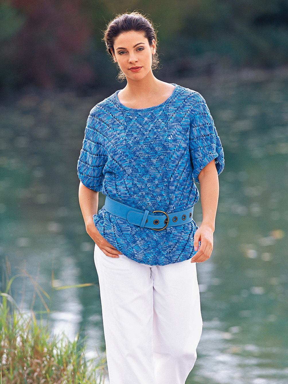 Modellansicht Bild 1: Kurzarmpulli mit diagonalem Lochmuster in Meeresfarben