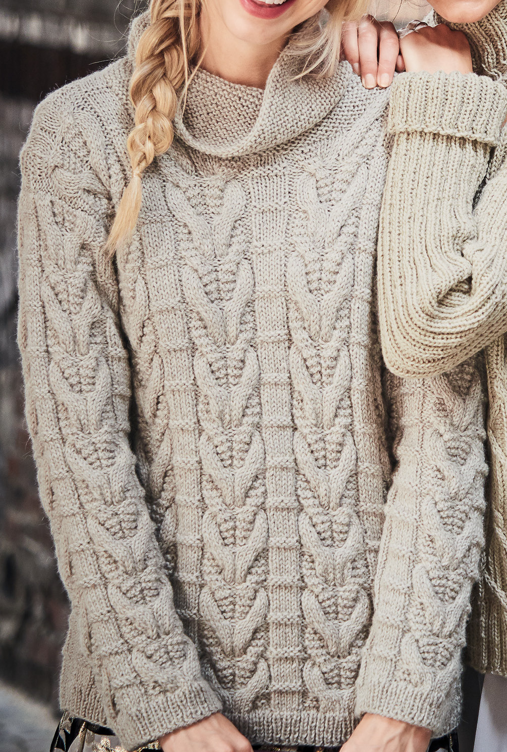 Modellansicht Bild 4: Pulli mit Zopf- und Querrippen in Camel