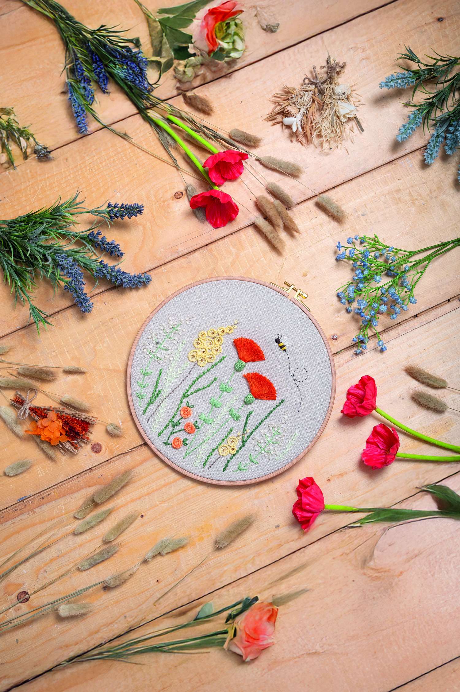 Rundes, handgemachtes Stickbild mit Blumenmuster. Lebhafte Farben und exquisite Handarbeit.