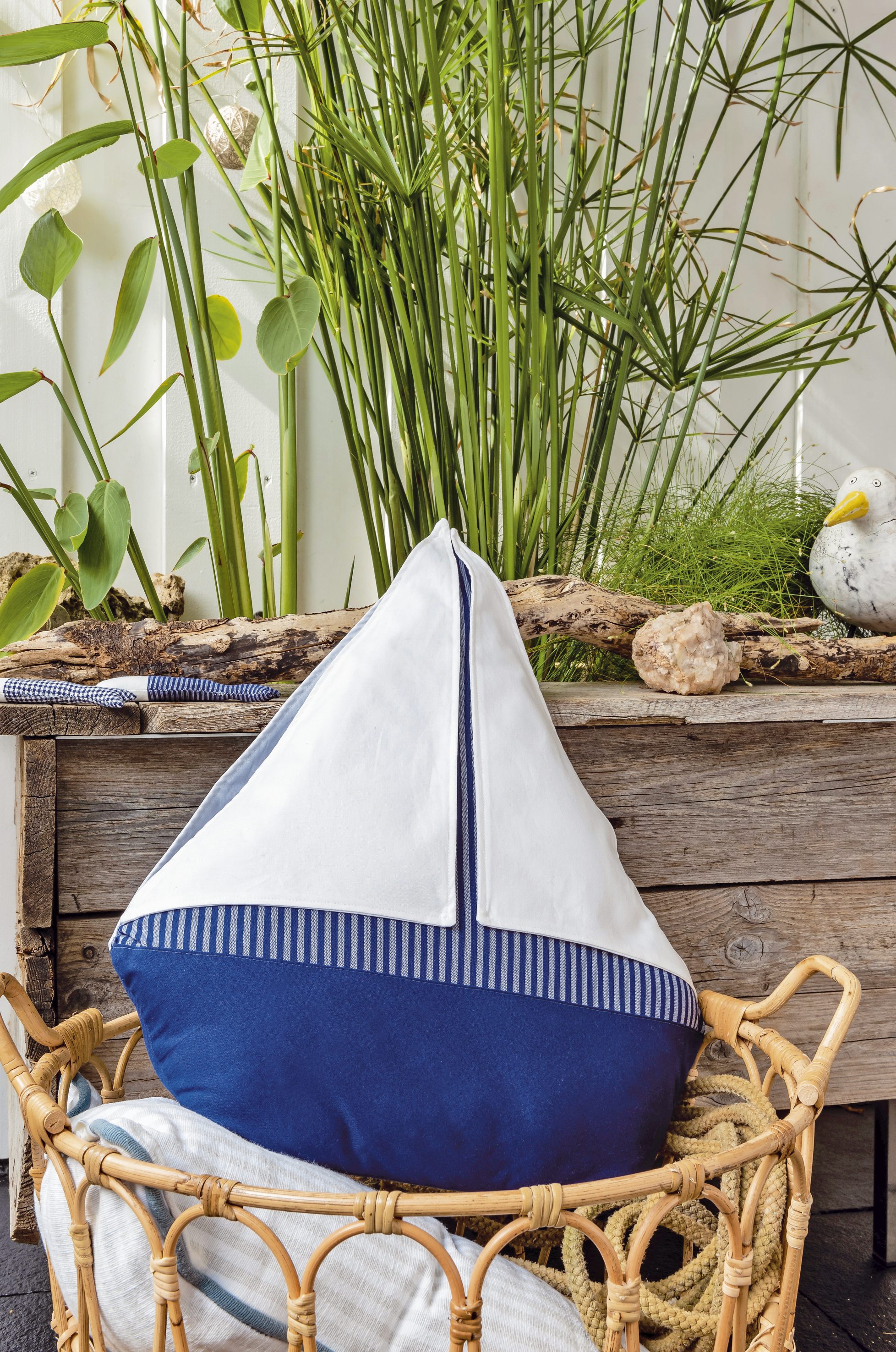 Segelförmiges Kissen in Blau-Weiß mit Streifenmuster. Handgefertigt, maritimer Stil.