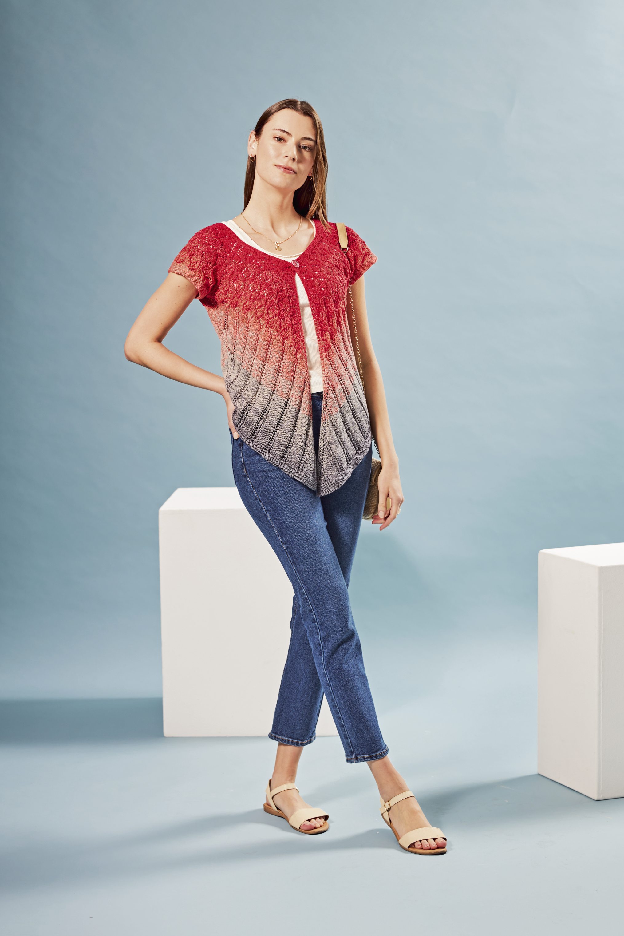 Modisches Oberteil mit Ombré-Effekt in Rot zu Blau, handgefertigt, asymmetrischer Schnitt. Lässig und kreativ.