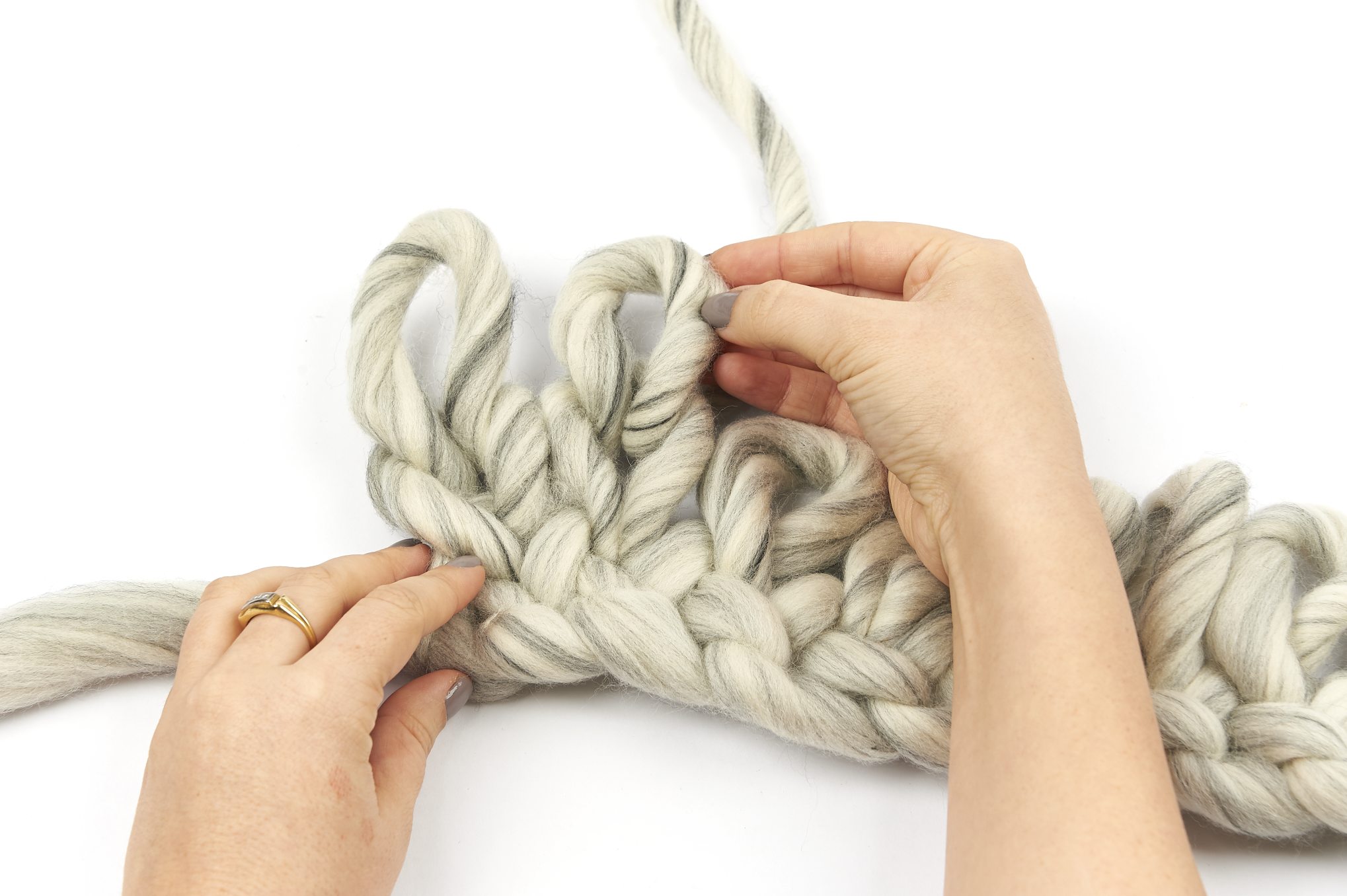 Grau-meliertes Grobstrickmuster, handgemacht, DIY-Stil, modisch und einzigartig.