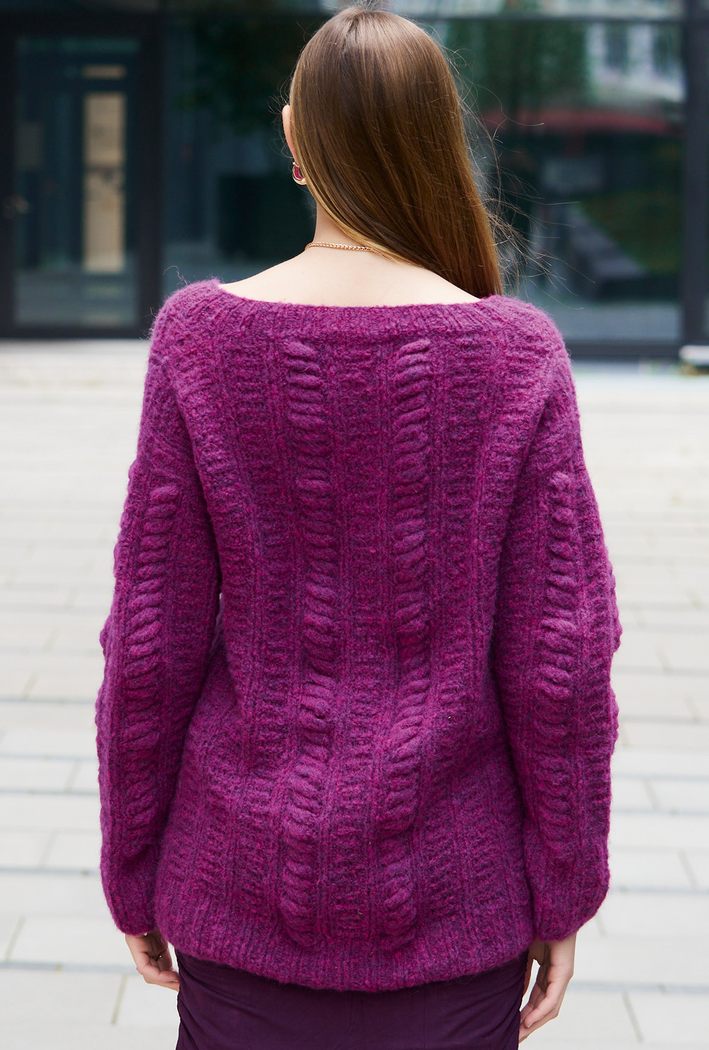 Modellansicht Bild 8: Pflaumenfarbener Pulli mit V-Ausschnitt