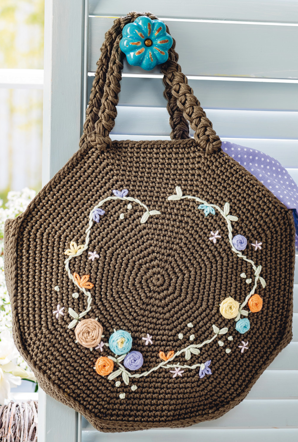 Modellansicht Bild 3: Olivgrüne Häkeltasche mit aufgestickten bunten Blütenranken