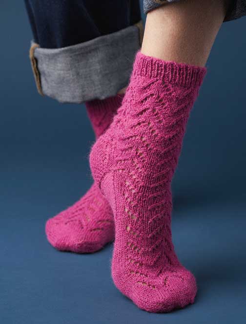 Fuchsia Socken, handgestrickt mit zartem Muster, DIY-Look. Perfekt für modische Akzente.