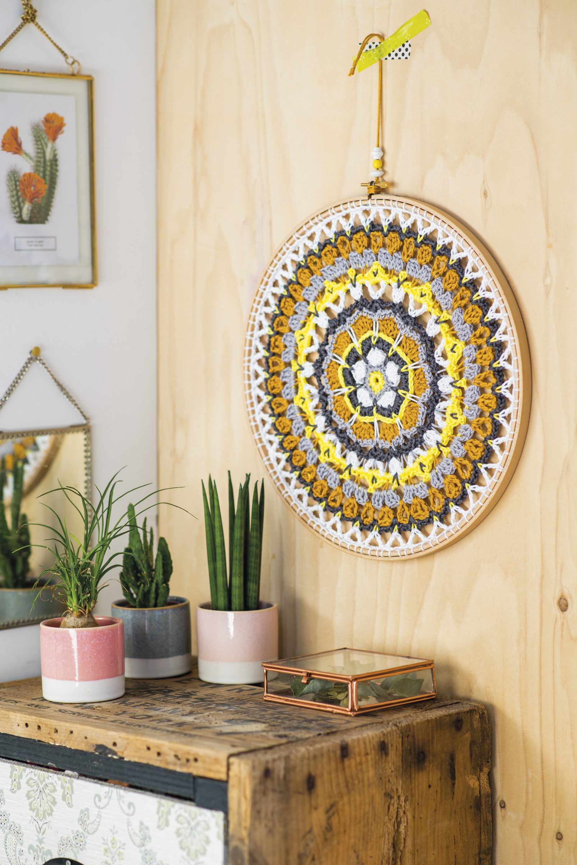 Mandala im Mandaladesign, gehäkelt, gelb-grau-weiß, DIY, detailreich, handarbeit.