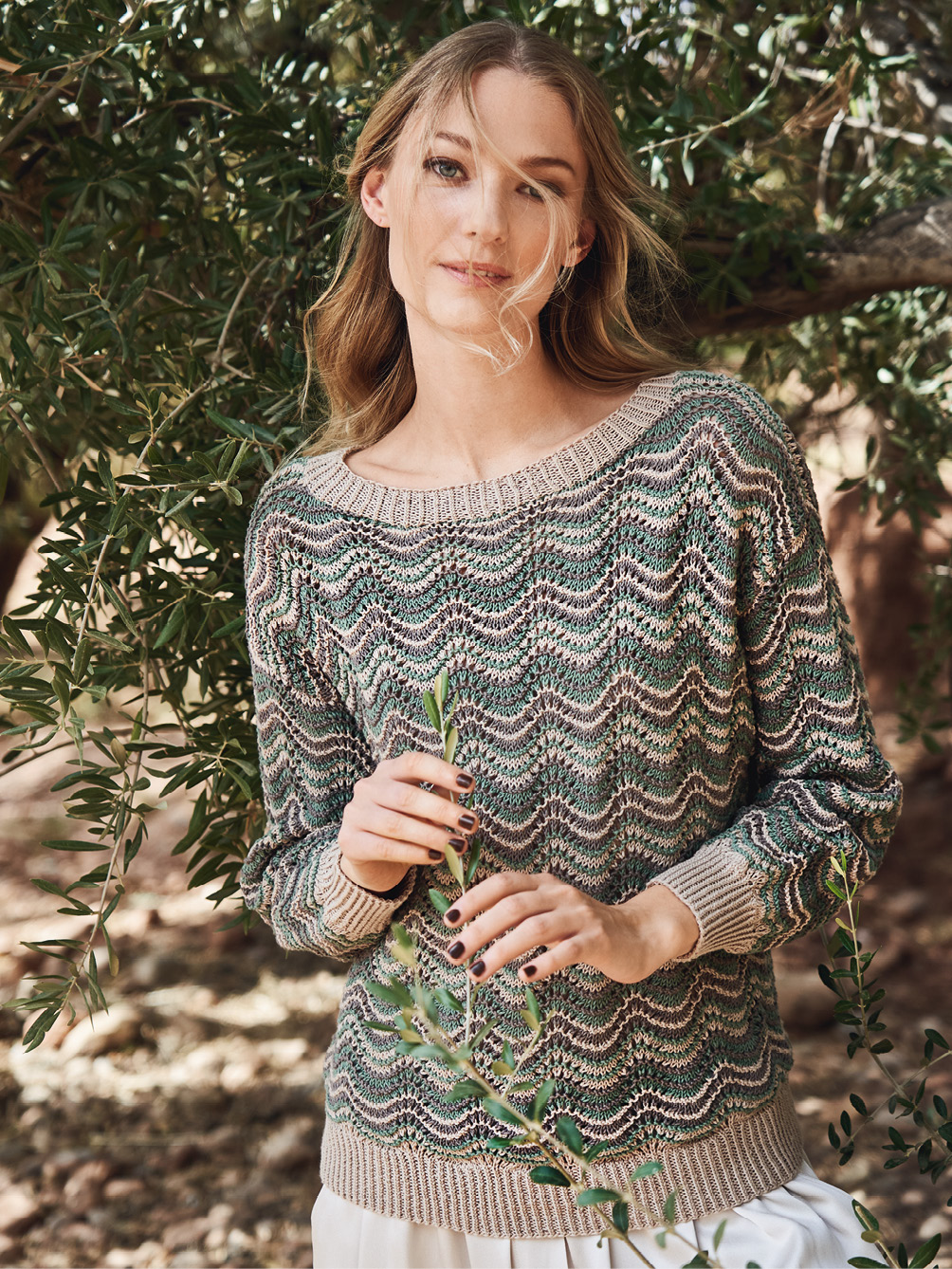 Modellansicht Bild 1: Pulli im Wellenmuster aus feiner Bio-Baumwolle