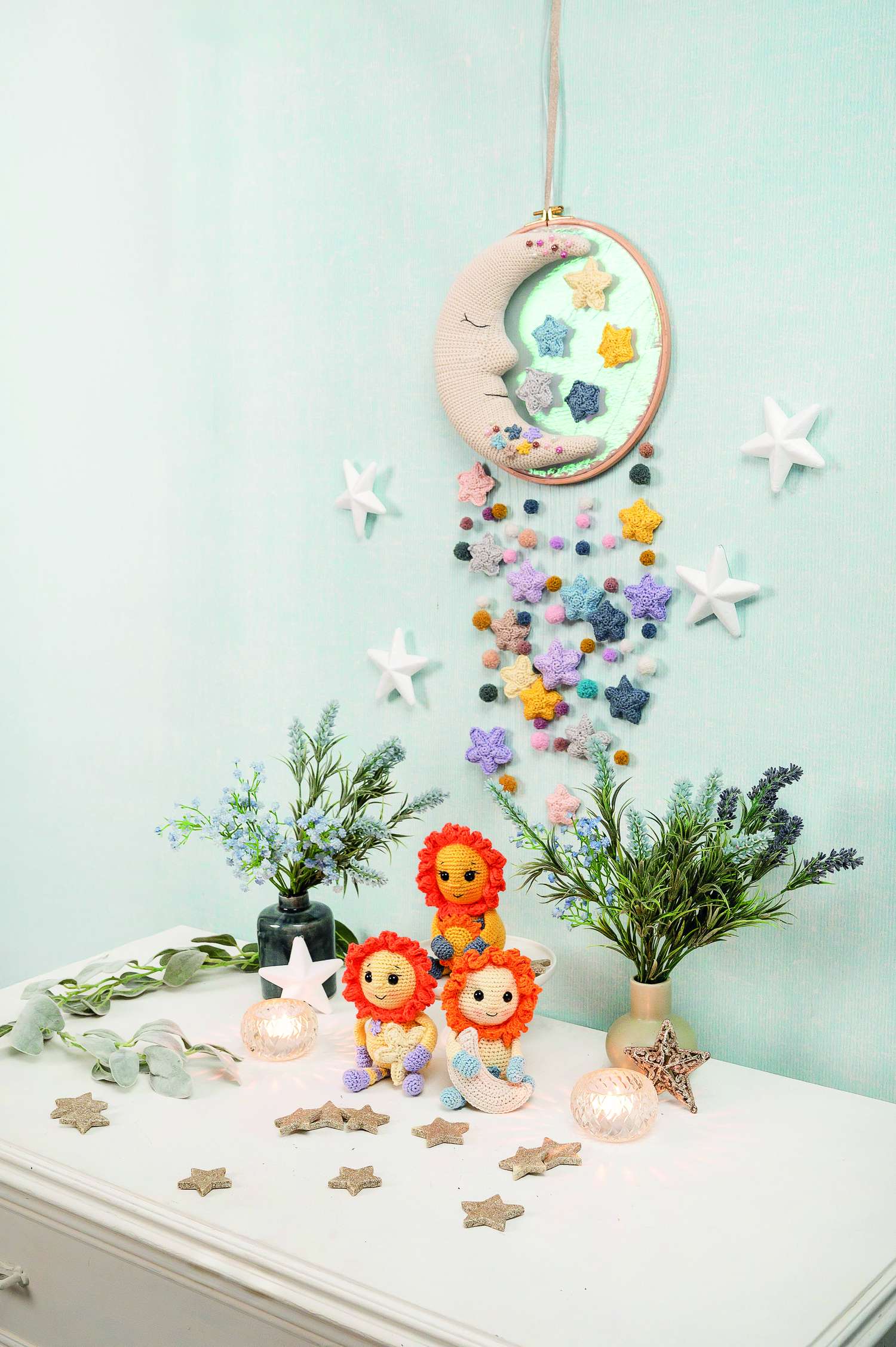 Bunte, handgemachte Löwen-Amigurumis. Farbig gehäkelte Elemente, harmonische Pastelltöne. DIY-Charme.