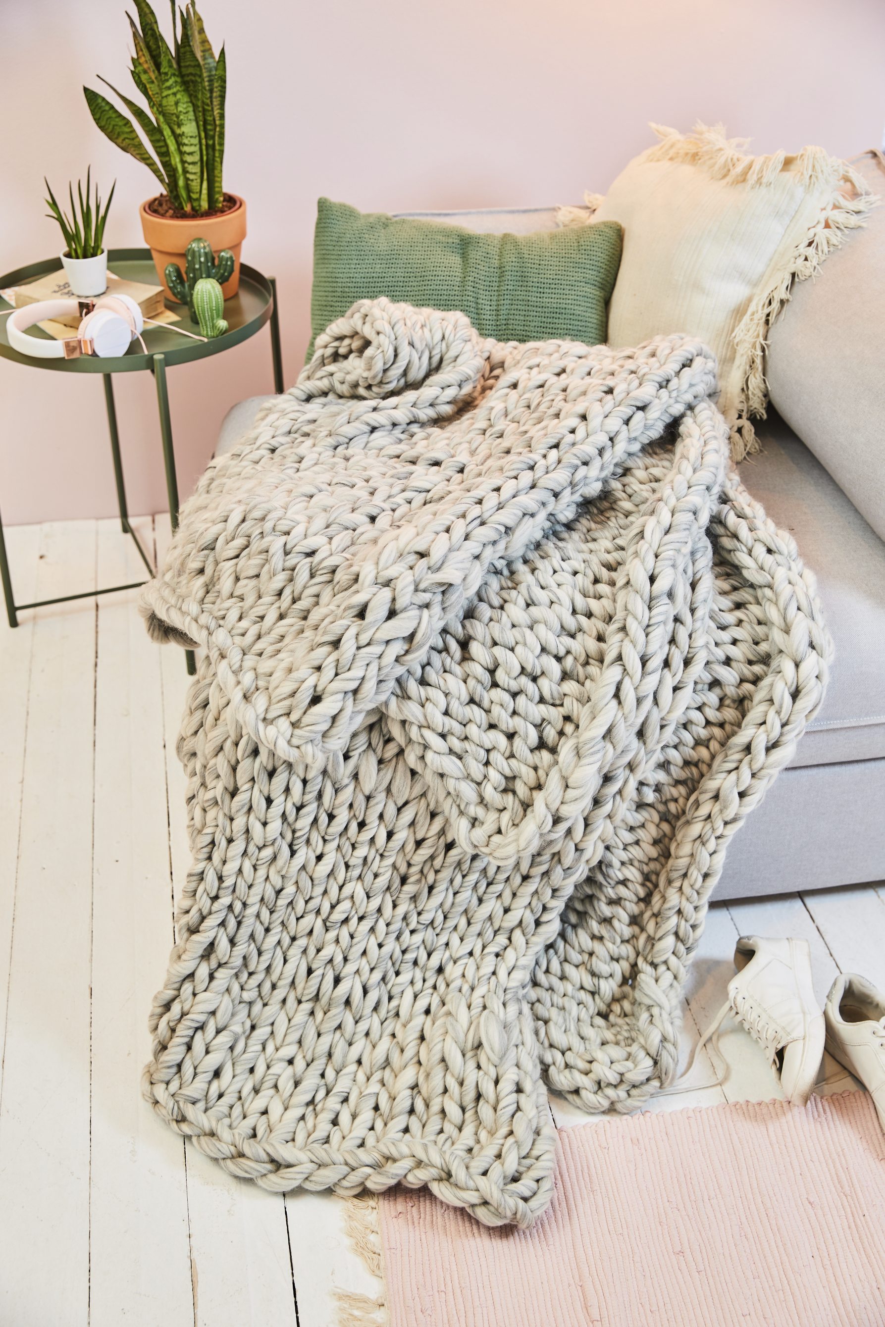 Grobes, beiges Strickmuster, gemütlich, handgemacht, ideal für kühle Tage.
