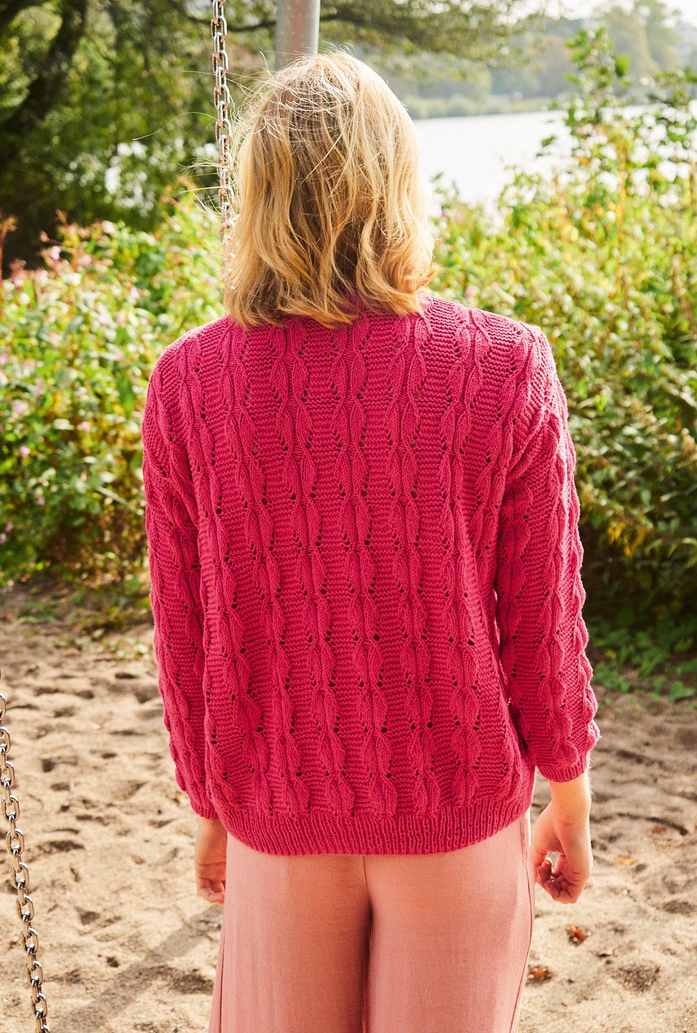 Modellansicht Bild 5: Twinset aus Jacke in Zyklam und Top in Lachs