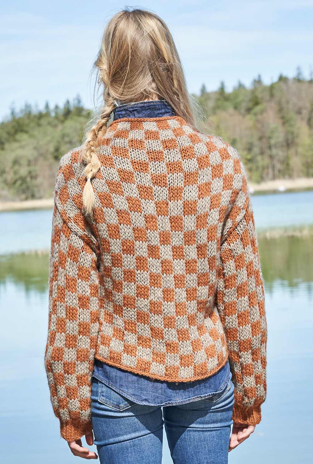 Modellansicht Bild 6: Pulli im Schachbrettmuster und raffiniertem Schnitt