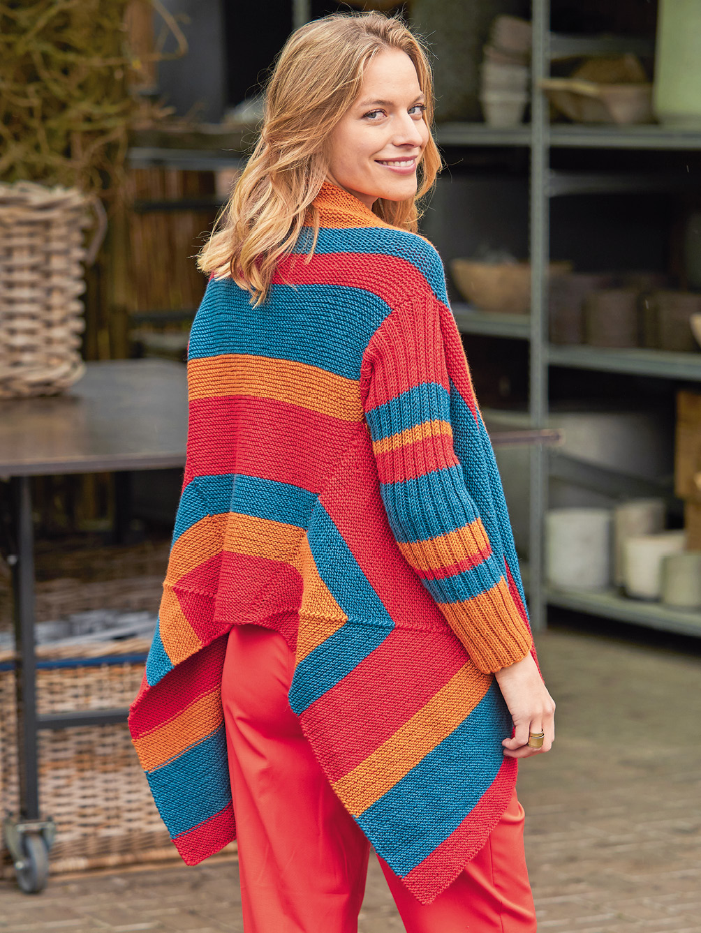 Modellansicht Bild 1: Dreifarbe Jacke mit Zipfeln in Rot, Terraccotta und Petrol