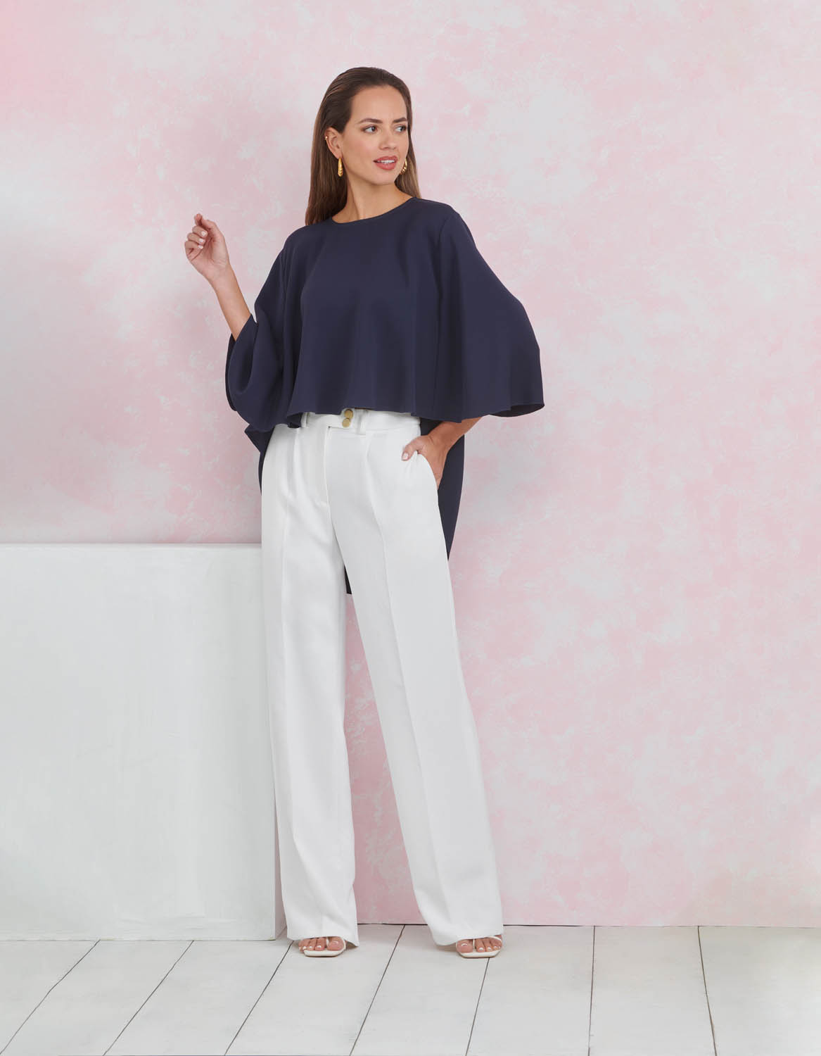 Weite weiße Hose trifft auf dunkelblaues Oversize-Oberteil. Minimalistischer Chic, fließender Stoff, modisch und elegant.