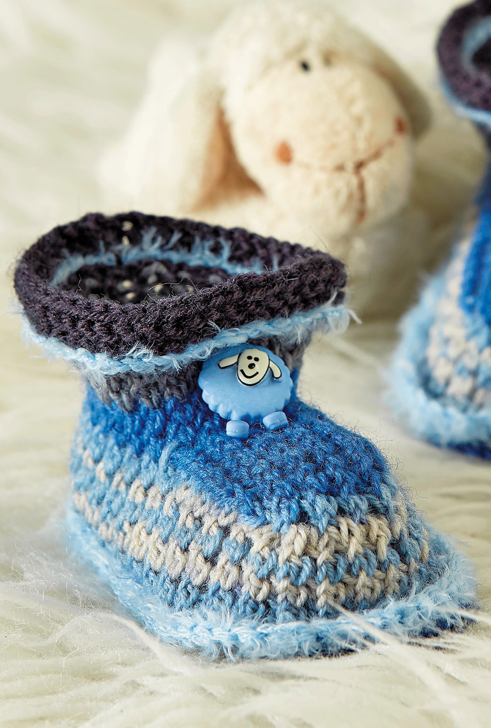 Babyschühchen in Blau-Grau mit Schaf-Knöpfen