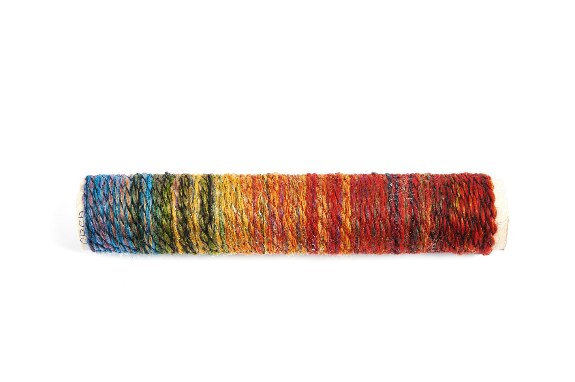 Bunte Garnspule mit Farbverlauf von Blau zu Rot, ideal fĂŒr DIY und Handarbeiten. Kreativ, lebendig, einzigartig.