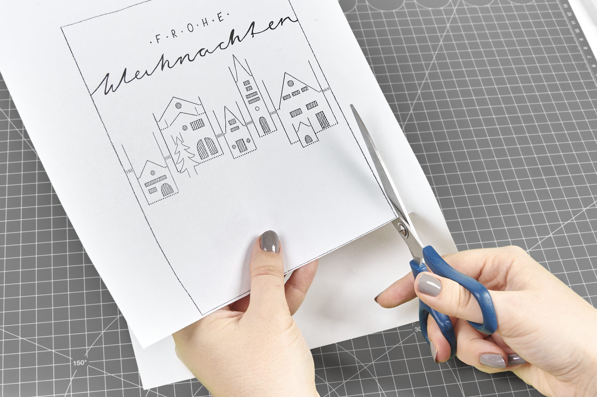 Schlichte, kreative Weihnachtskarte wird handgeschnitten. Modisch, DIY, handgemacht, minimalistisch gestaltet.
