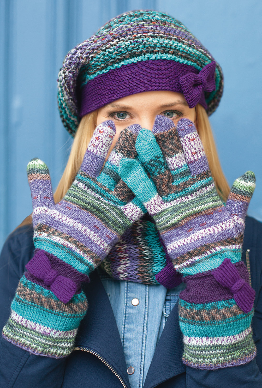 Modellansicht Bild 3: Mütze, Loop und Fingerhandschuhe mit lila Schleifchen