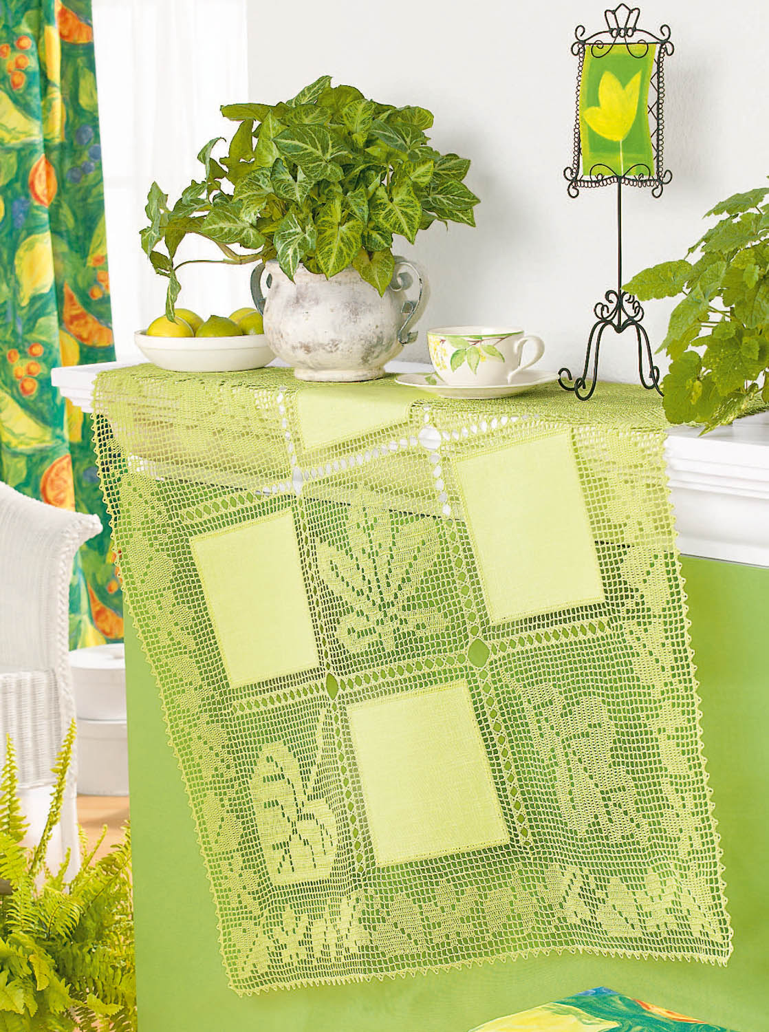 Handgemacht: Grüner Häkel-Tischläufer mit Blatt- und Schmetterlingsmustern, filigran und dekorativ.