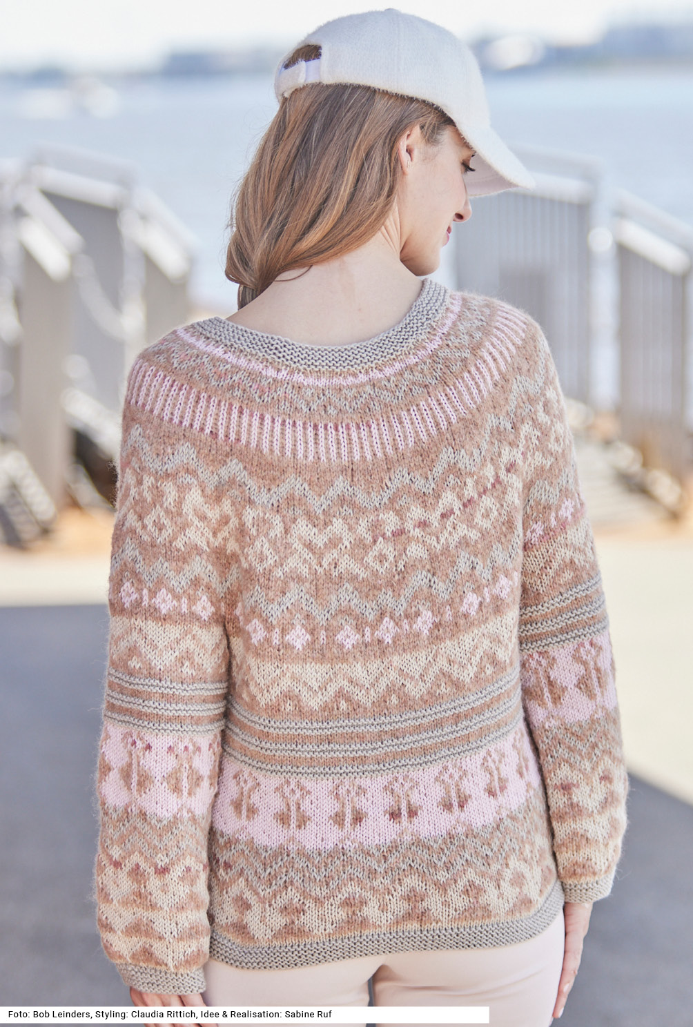 Modellansicht Bild 5: Raglan von oben: Pulli mit Jacquardmuster in Greige, Sand, Puderrosa und Beige