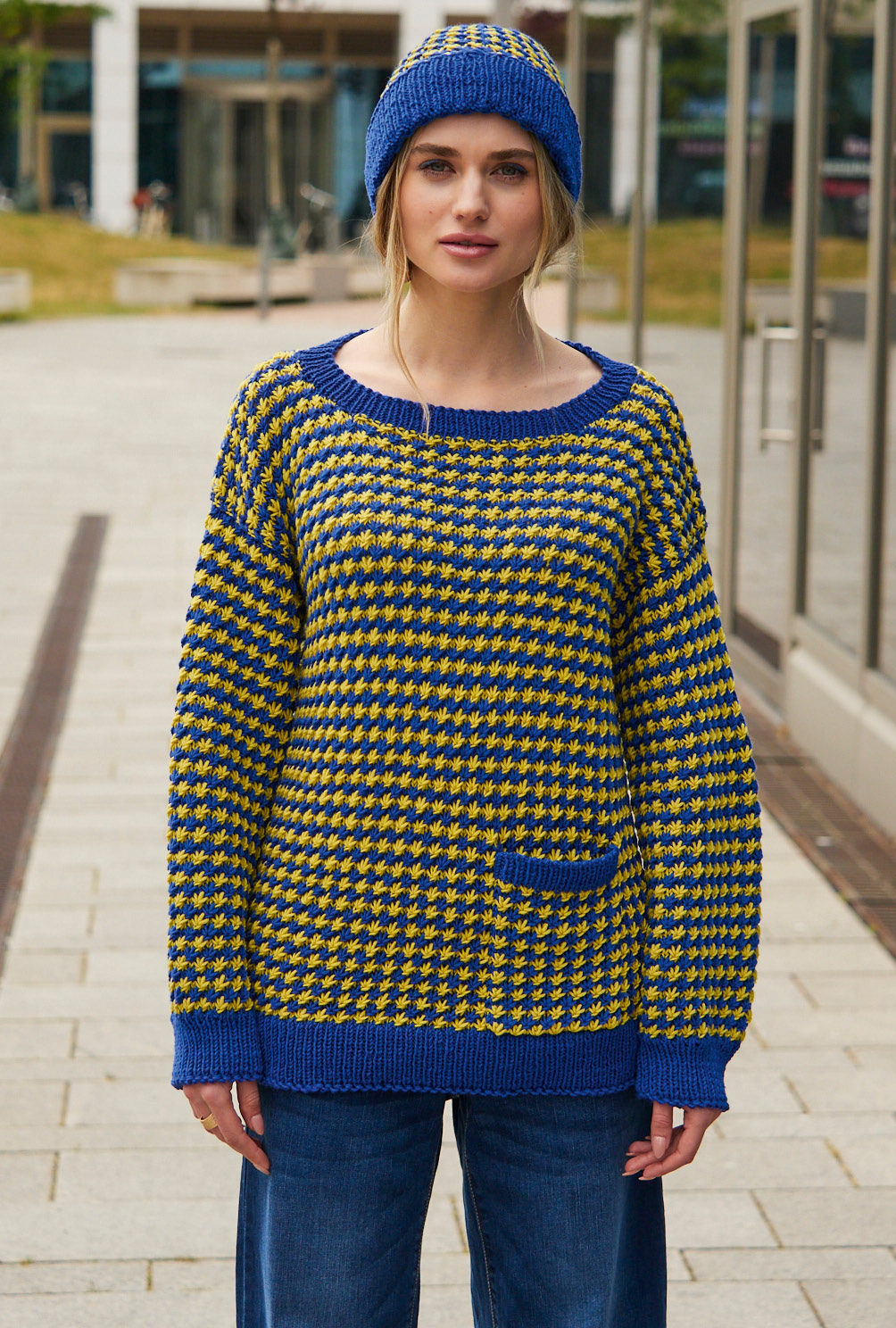 Pulli mit Sternmuster plus Mütze in Blau und Gelb 