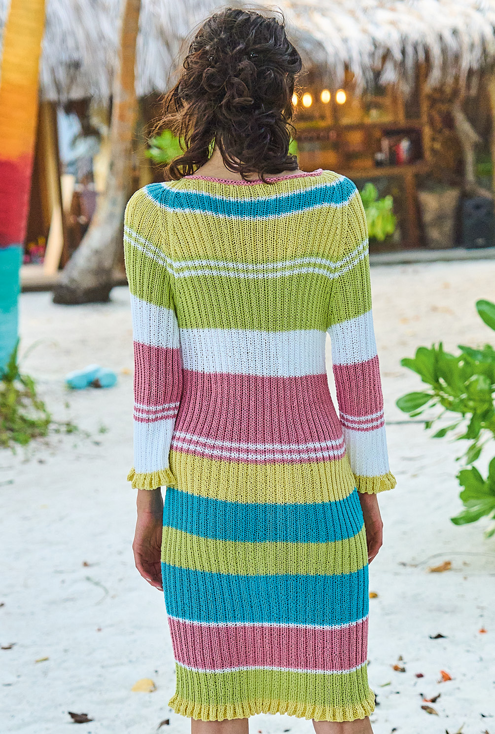 Sommerliches Strickkleid, bunt gestreift und mit Volants