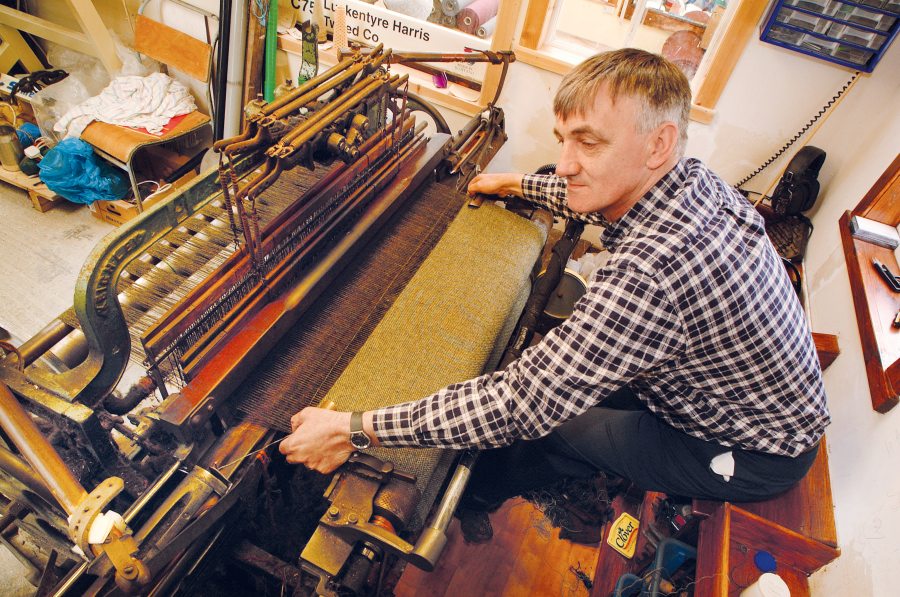 Kariertes Hemd, handgewebtes Muster, traditionelle Technik, modisch, DIY, handgefertigt, kreativ.