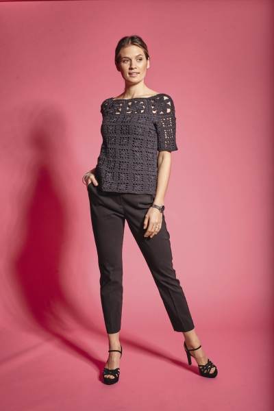 Schwarzes gehäkeltes Top, modisch und handgemacht. Kombiniert mit eleganter, schwarzer Hose und Absatzschuhen.