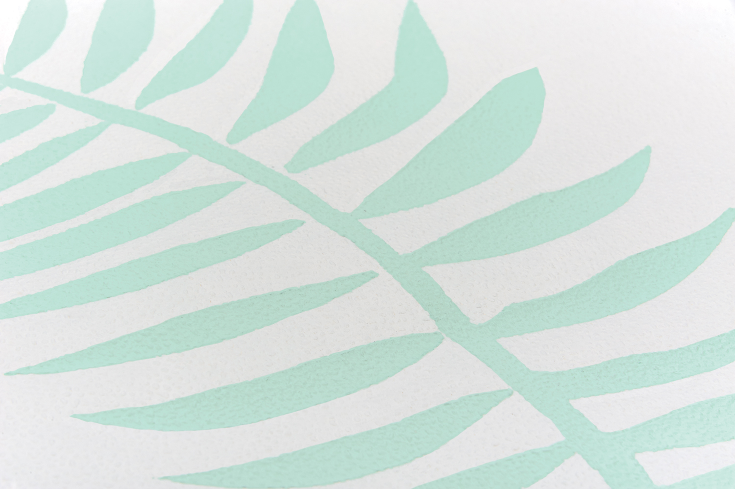 Modisches, mintgrünes Blattmuster auf weißem Hintergrund. Schlicht und modern. DIY-Charme.