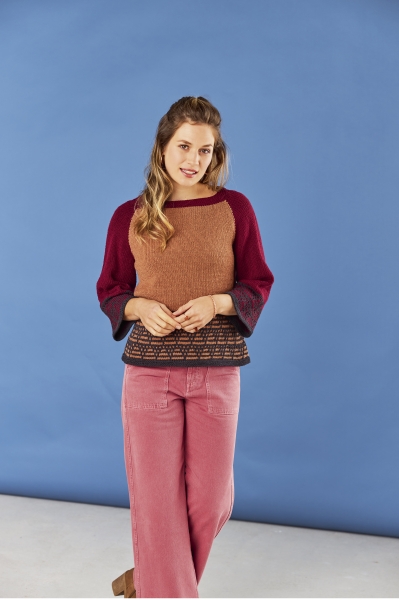 Modischer Pullover mit rot-braunen Farben, geometrischem Muster; fließender Schnitt, DIY-Look.