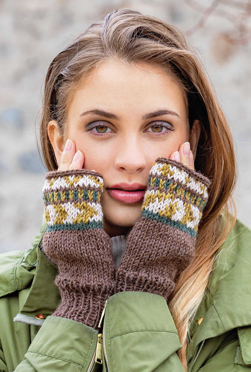 Gestrickte Handschuhe mit Fair-Isle-Muster in Beige-Braun-Grün
