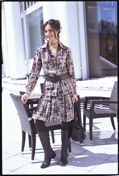 Kariertes Kleid mit Hüftgürtel, kniehohe Stiefel. Stilvoll, raffiniertes Design, modische Details.