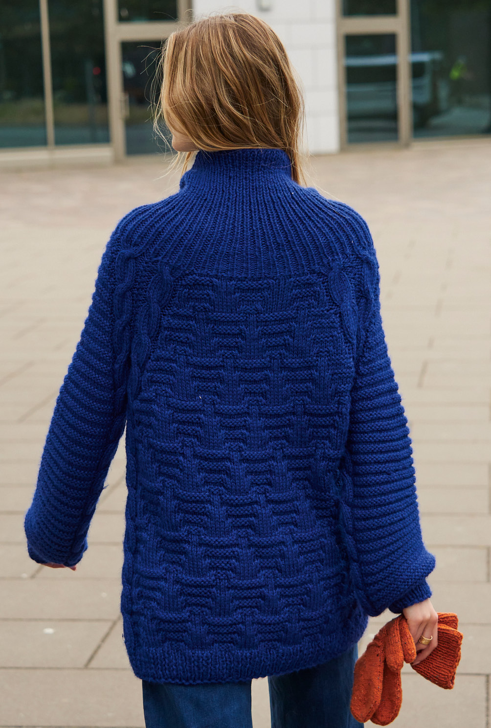 Rollkragenpulli in Blau und Handschuhe in Orange mit Rechts-Links-Muster in Blau