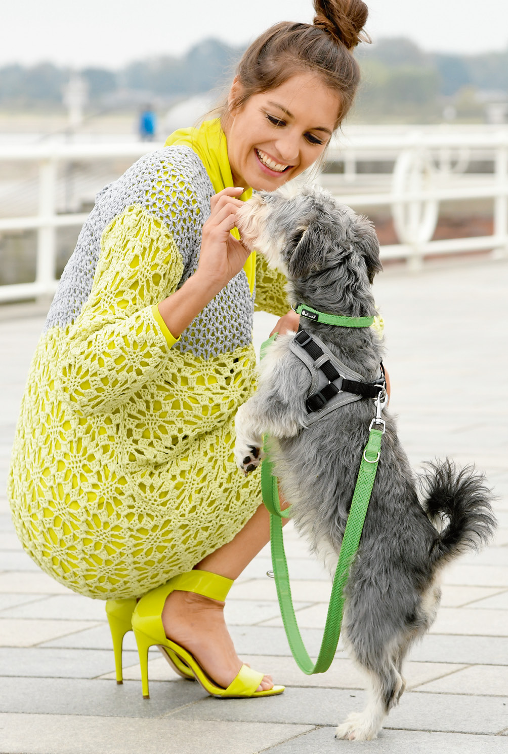 Modellansicht Bild 2: Zweifarbiges Kleid aus Seide im Fantasieblütenmuster gehäkelt