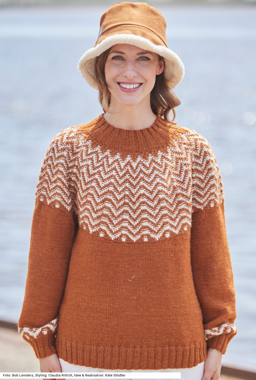 Modellansicht Bild 2: Pullover mit Norwegerpasse in Zimtbraun und Natur