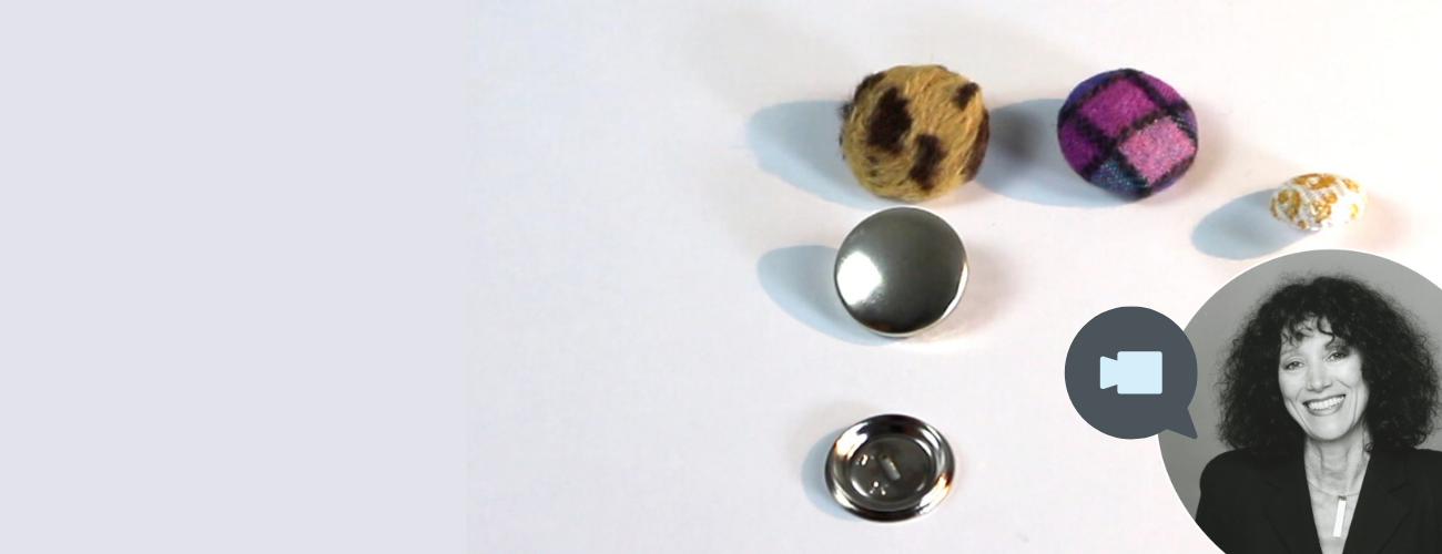 Bunte Stoffknöpfe mit Karomuster, Leopardendesign und floralen Motiven, handgemacht. Silberner Knopf als Kontrast.