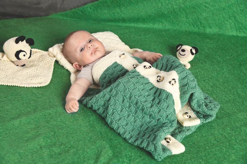 Grüne, handgemachte Decke mit niedlichem Pandamuster, gestrickter Struktur; ideal für Babys. Modisch, DIY.