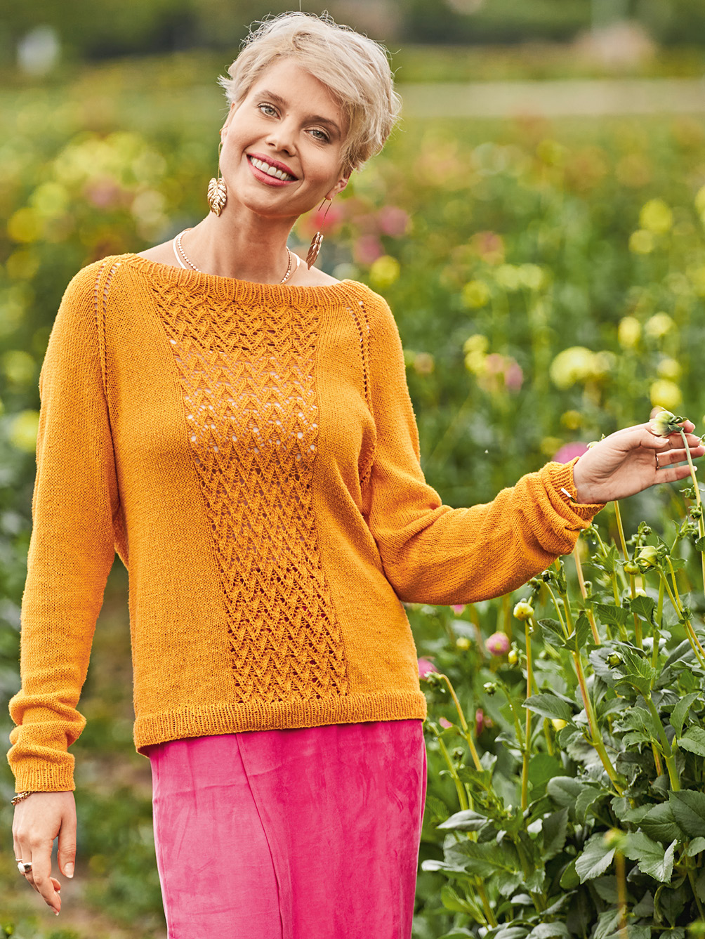Modellansicht Bild 1: Orangener Strickpullover mit Musterbordüre als Raglan von oben
