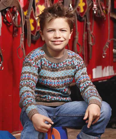 Bunter, gemusterter Pullover; Farbmix aus Blau, Rot, Braun; modisch, handgemacht; klassische Strickarbeit, lässig.