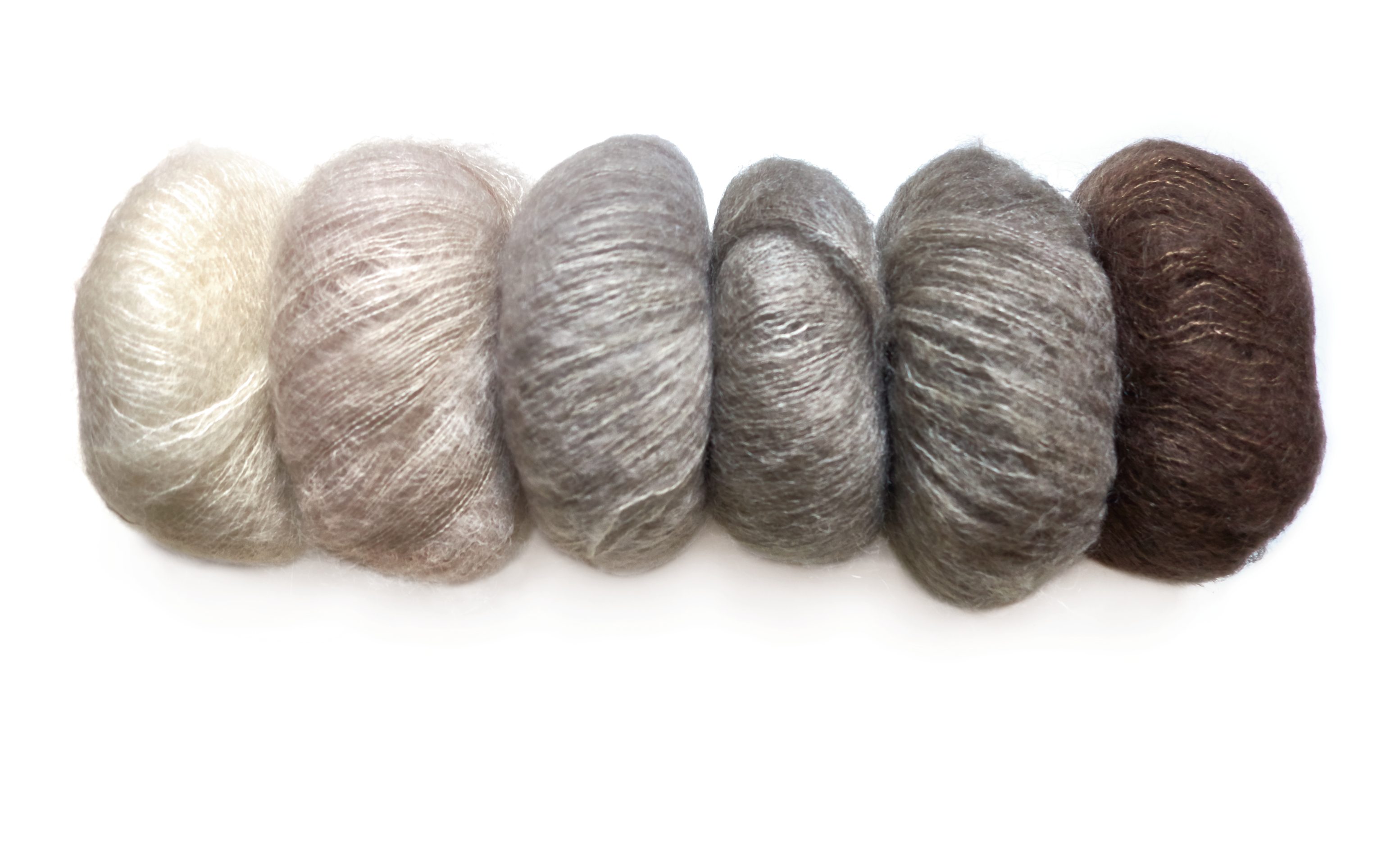 Sanfte, erdige Töne in mohairartiger Textur, ideal fĂŒr handgemachte, modische Strickprojekte.