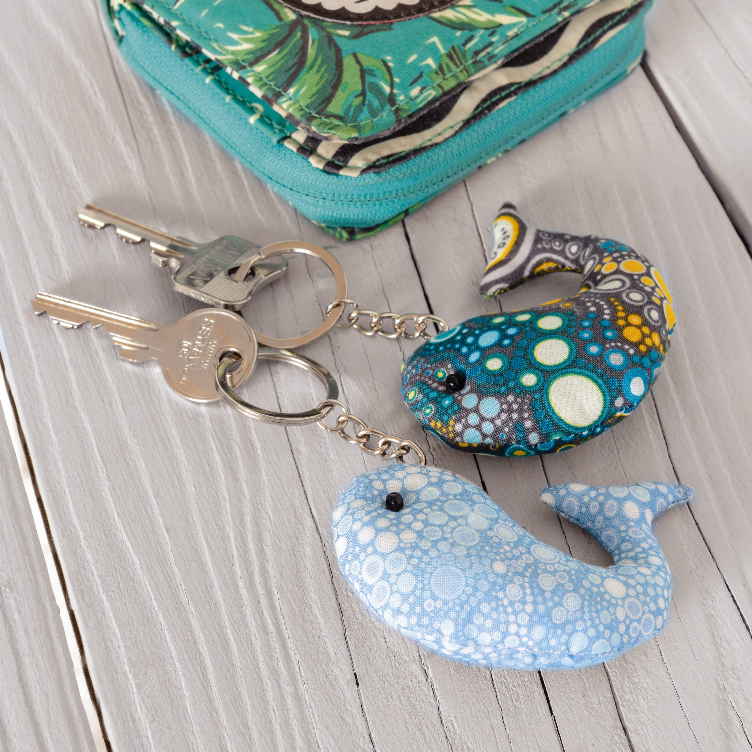 Modische DIY-Schlüsselanhänger in Walform, bunt gemustert mit blauen und gelben Akzenten. Handgemacht und einzigartig.