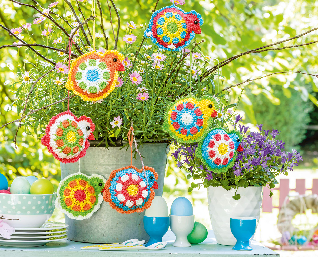 Kunterbunte gehäkelte Granny-Hühner-Anhänger und -Eierbecher Modellansicht Bild 1: Kunterbunte gehäkelte Granny-Hühner-Anhänger und -Eierbecher