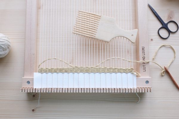 Holzwebstuhl mit minimalem Design, beige und weiße Fäden; handgemacht, DIY.