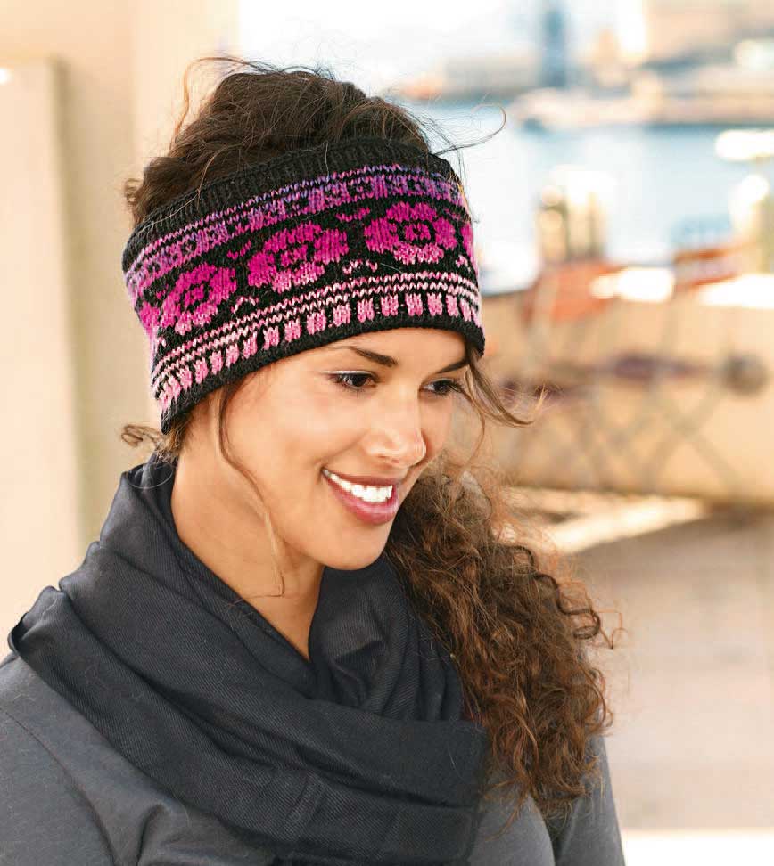 Schwarzes Stirnband mit pinken Blumenmuster; modisch, handgemacht. Dunkler Schal ergänzt den Look.