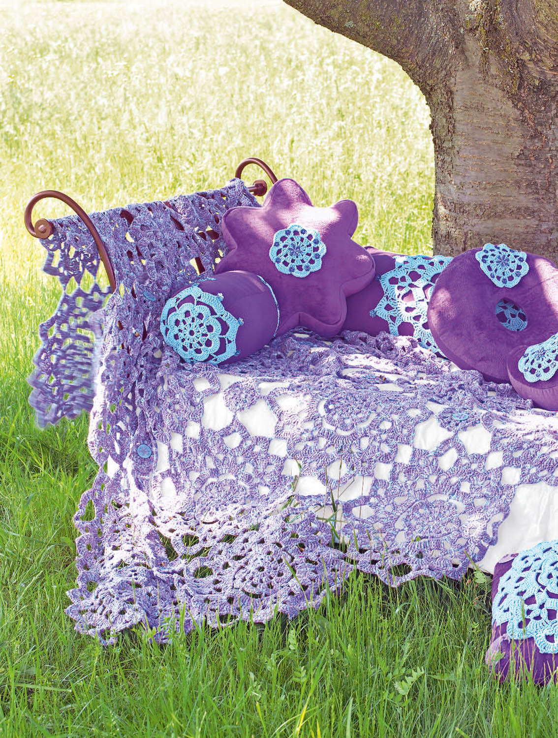 Selbstgemachte Kissen und Decke in lila, aufwendige Häkelmuster, handgemacht, stilvoll, kreativ.