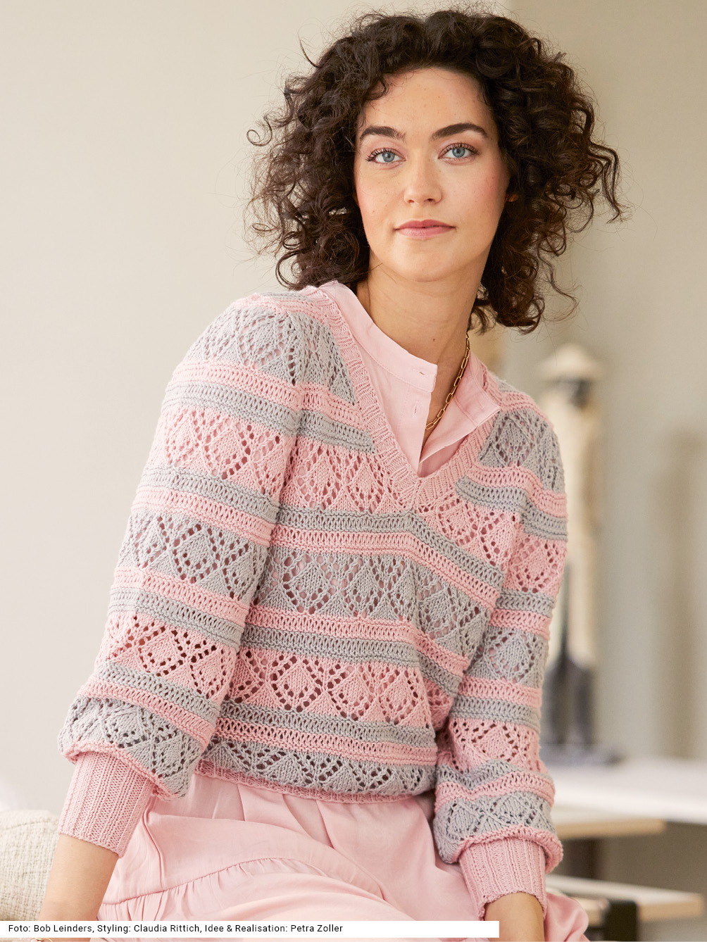 Modellansicht Bild 1: Pullover mit Ajourmusterstreifen in Rosé und Silber