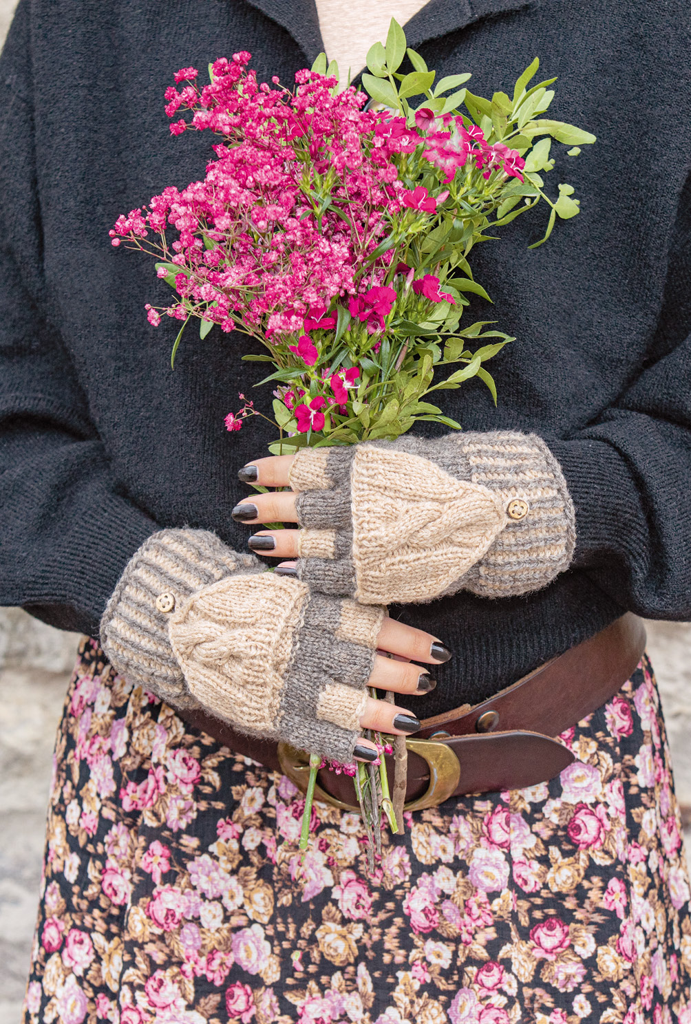 Gestrickte Marktfrauen-Handschuhe mit Fingerkappe in Beige-braun