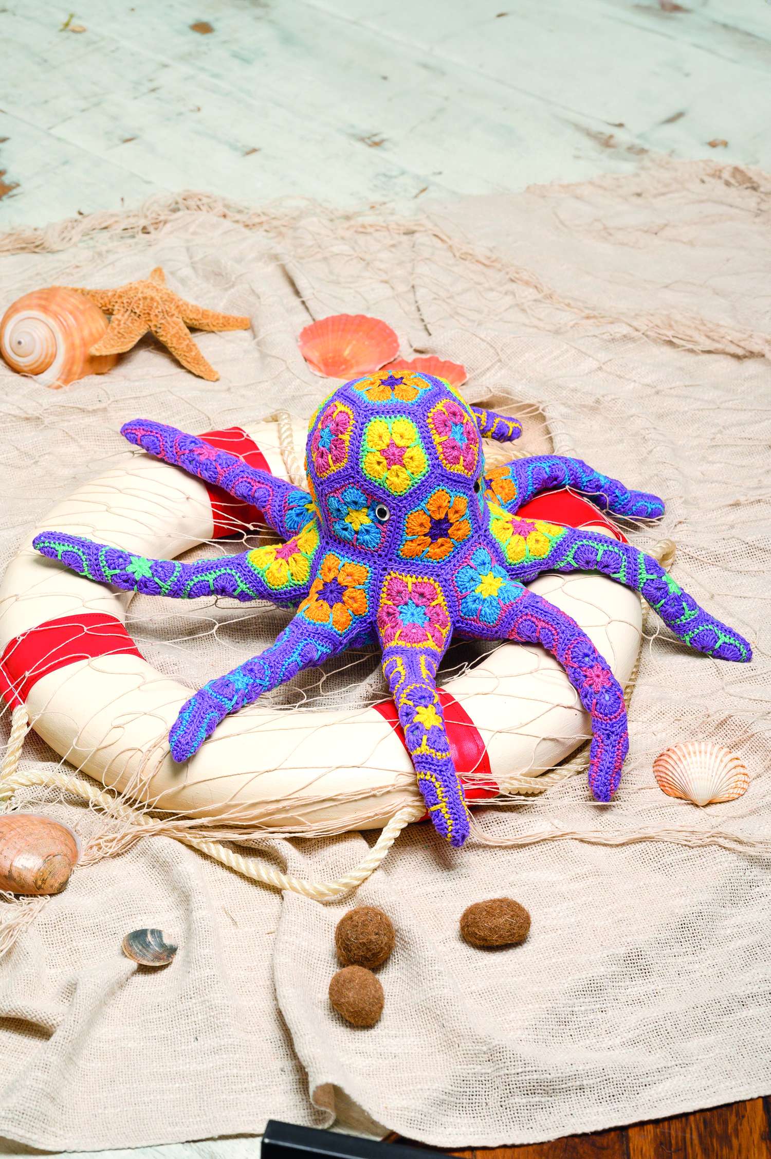 Farbenfroher, handgemachter Häkel-Oktopus mit floralen Mustern. DIY und einzigartiges Design.
