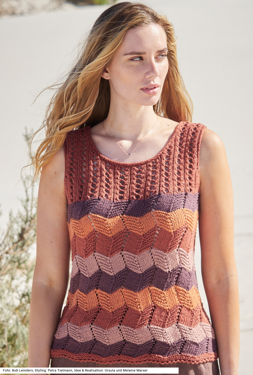 Modellansicht Bild 2: Top und Tasche mit Zackenmuster in Rost, Terracotta, Rosenholz und Aubergine