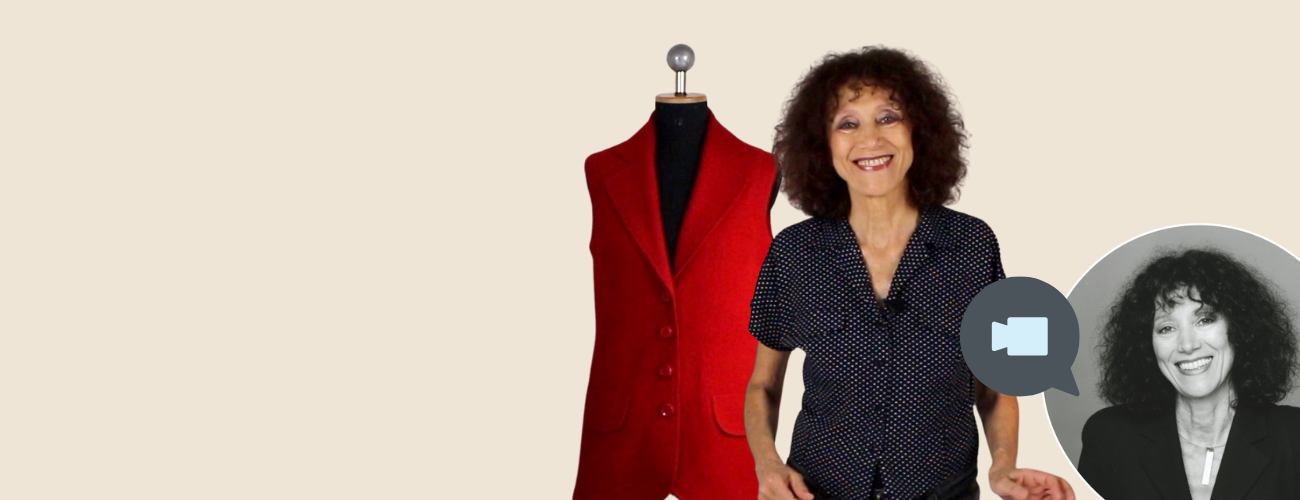 Rote, ärmellose Weste mit Knopfleiste; dazu modische, schwarz-weiß gepunktete Bluse. Stilvoll und handgemacht.