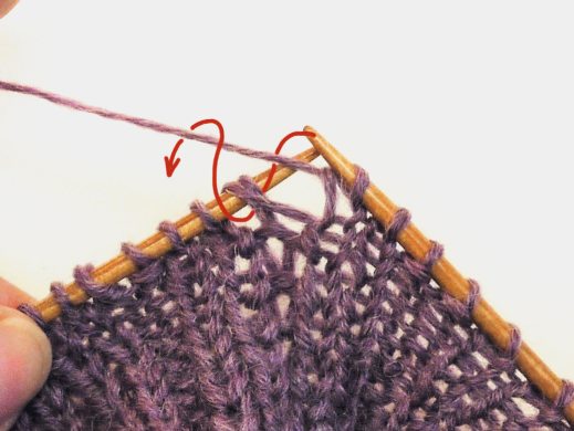 Lila, fein gemusterte Maschen, handgestrickt, diy, mit Holzstricknadeln. Kreativ und kunstvoll.